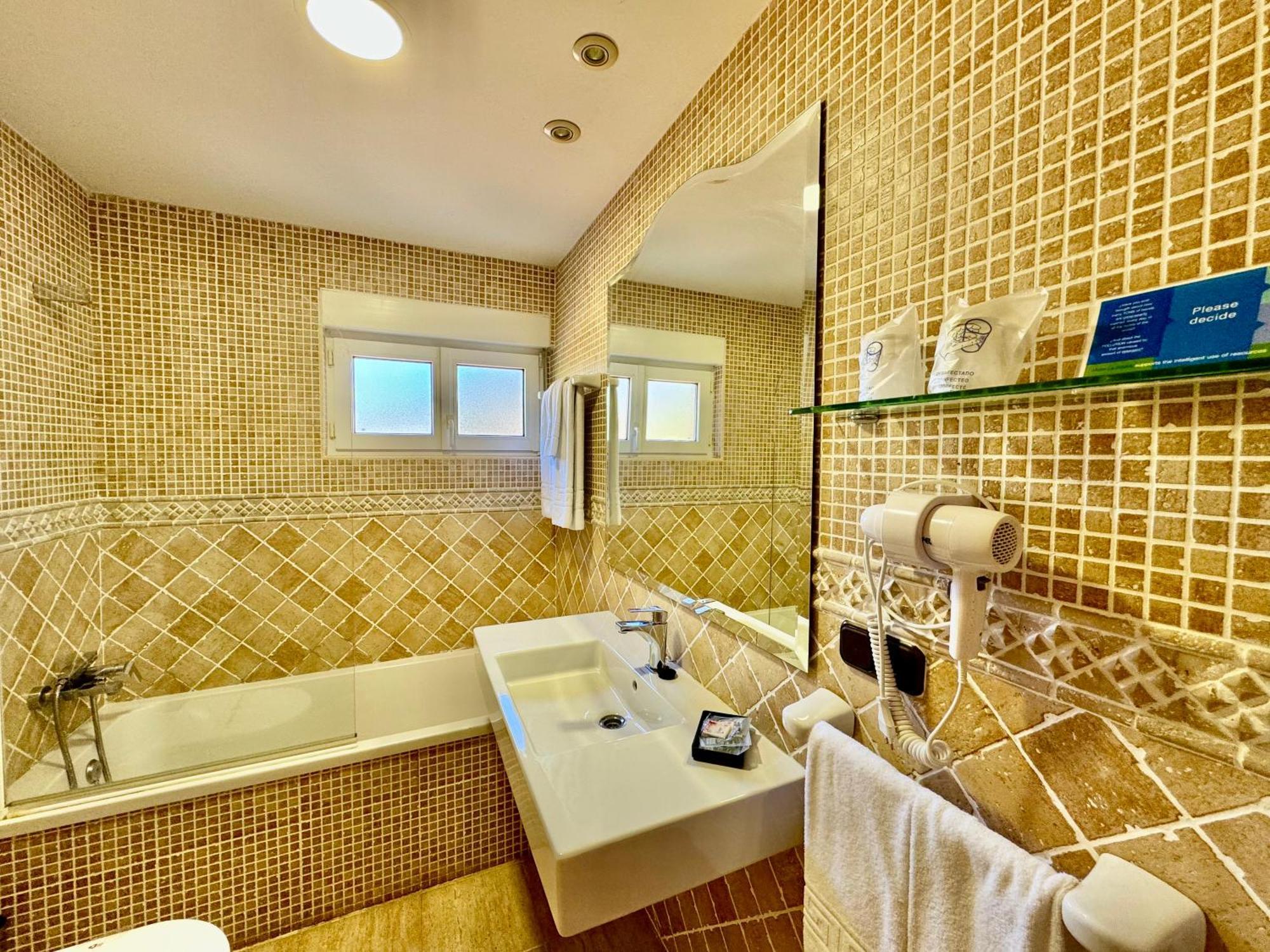 Hotel La Rivera Аренас де Кабралес Екстериор снимка