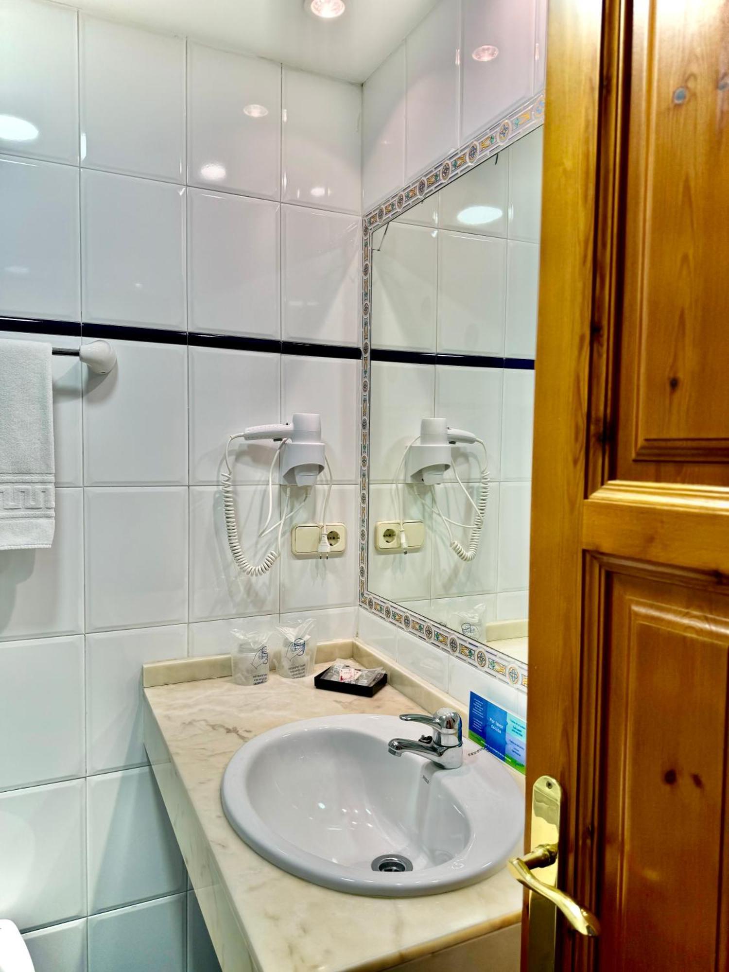 Hotel La Rivera Аренас де Кабралес Екстериор снимка