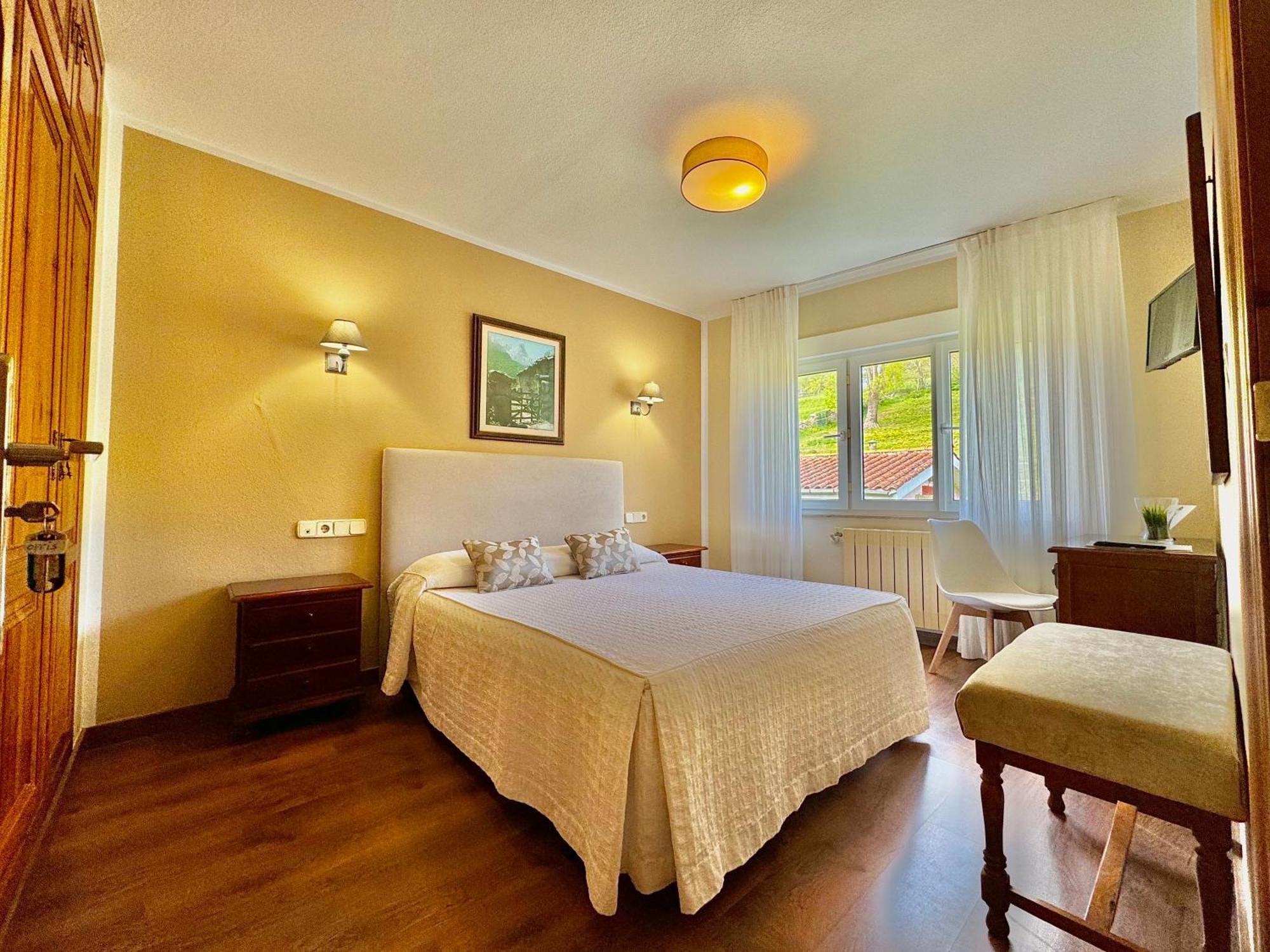 Hotel La Rivera Аренас де Кабралес Екстериор снимка